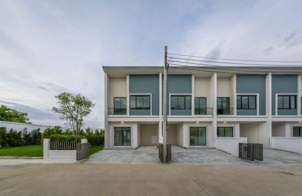 ตัวอย่าภาพบริการ Retouch เพื่อลบสายไฟ เสาไฟ