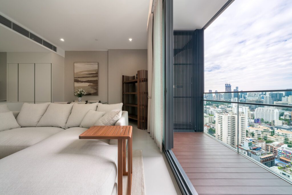 ภาพคอนโดนั่งเล่น เชื่อมต่อกับวิวระเบียง