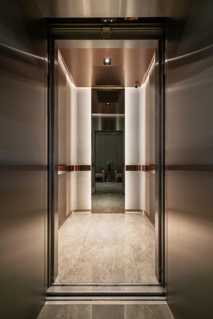 ภายใน Lift แสดงรูปแบบการตกแต่งภายใน