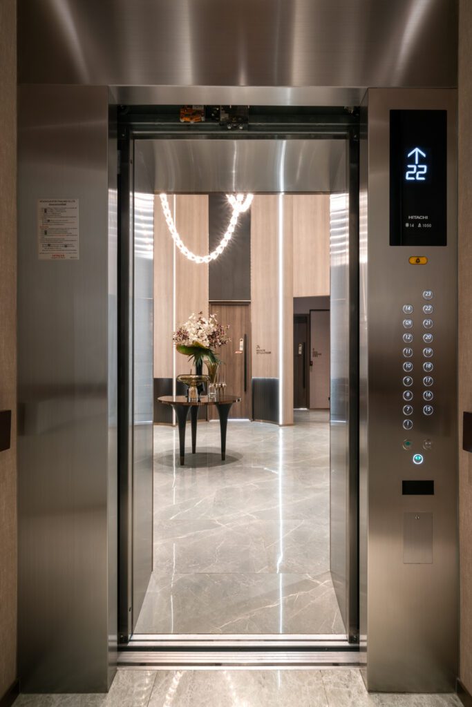 ภายใน Lift เปิดประตู เห็น Design ที่เชื่อมต่อกัน