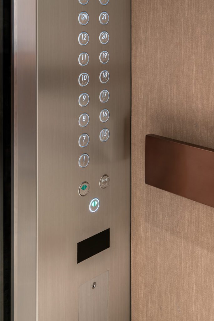 Detail Lift product ปุ่มกดและที่แสกนบัตร RFID