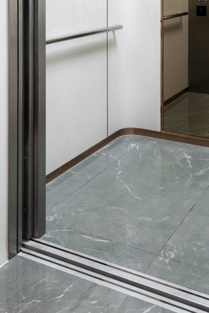 Lift detail floor - wall