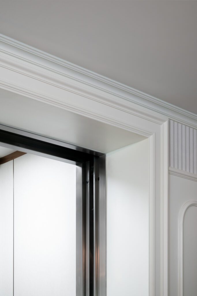 Lift detail wall - ceiling